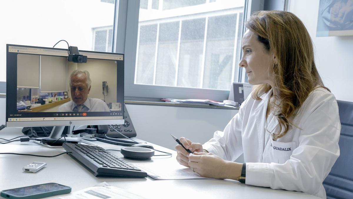 La doctora Sonsoles Guadalix, y el doctor Juan Carlos Galofré, de la CU, durante la entrevista.