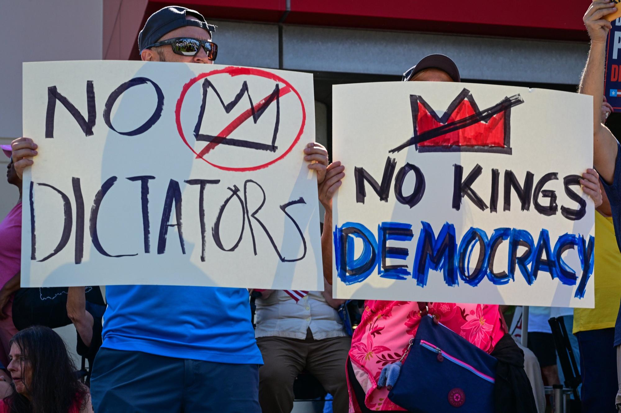 Miles de estadounidenses protestan contra Trump: "No queremos reyes"