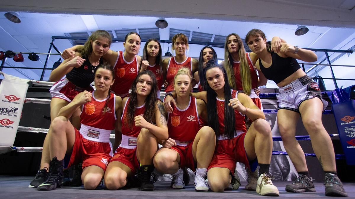Algunas de las boxeadoras que participarán en la velada posando el pasado viernes en el Gimnasio Fitbox de Barañáin.