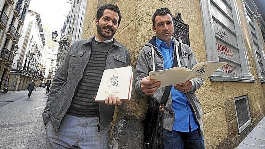 Arkaitz Barriola y Aritz Gorrotxategi, ayer, en la presentación del libro, en la Parte Vieja donostiarra.