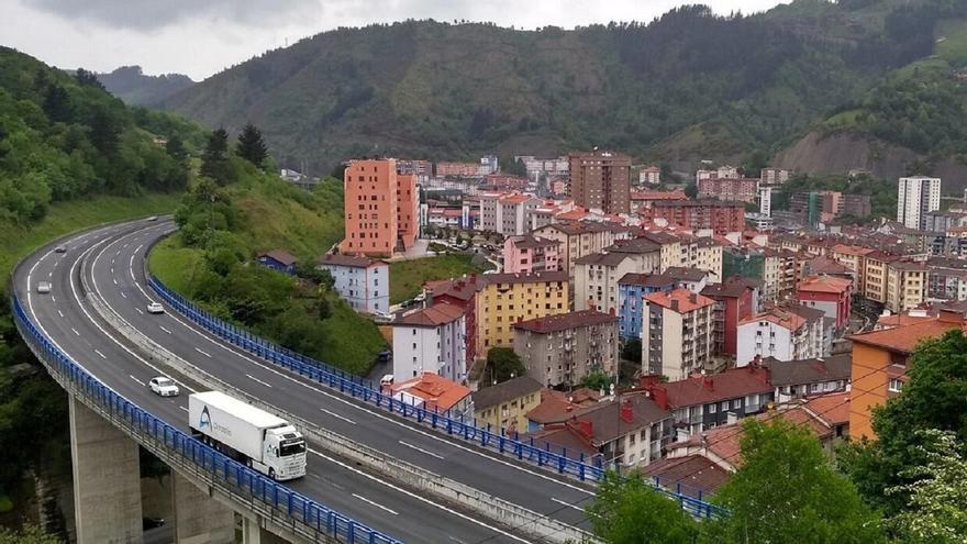 Un camión se sale de la calzada en Eibar por un reventón