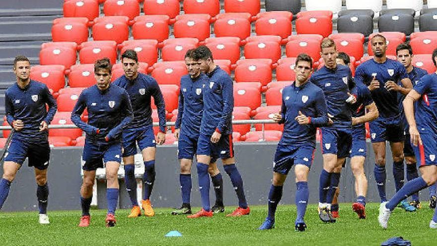 Los cachorros del Bilbao Athletic entrenaron en San Mamés antes de afrontar el ‘play-off’.