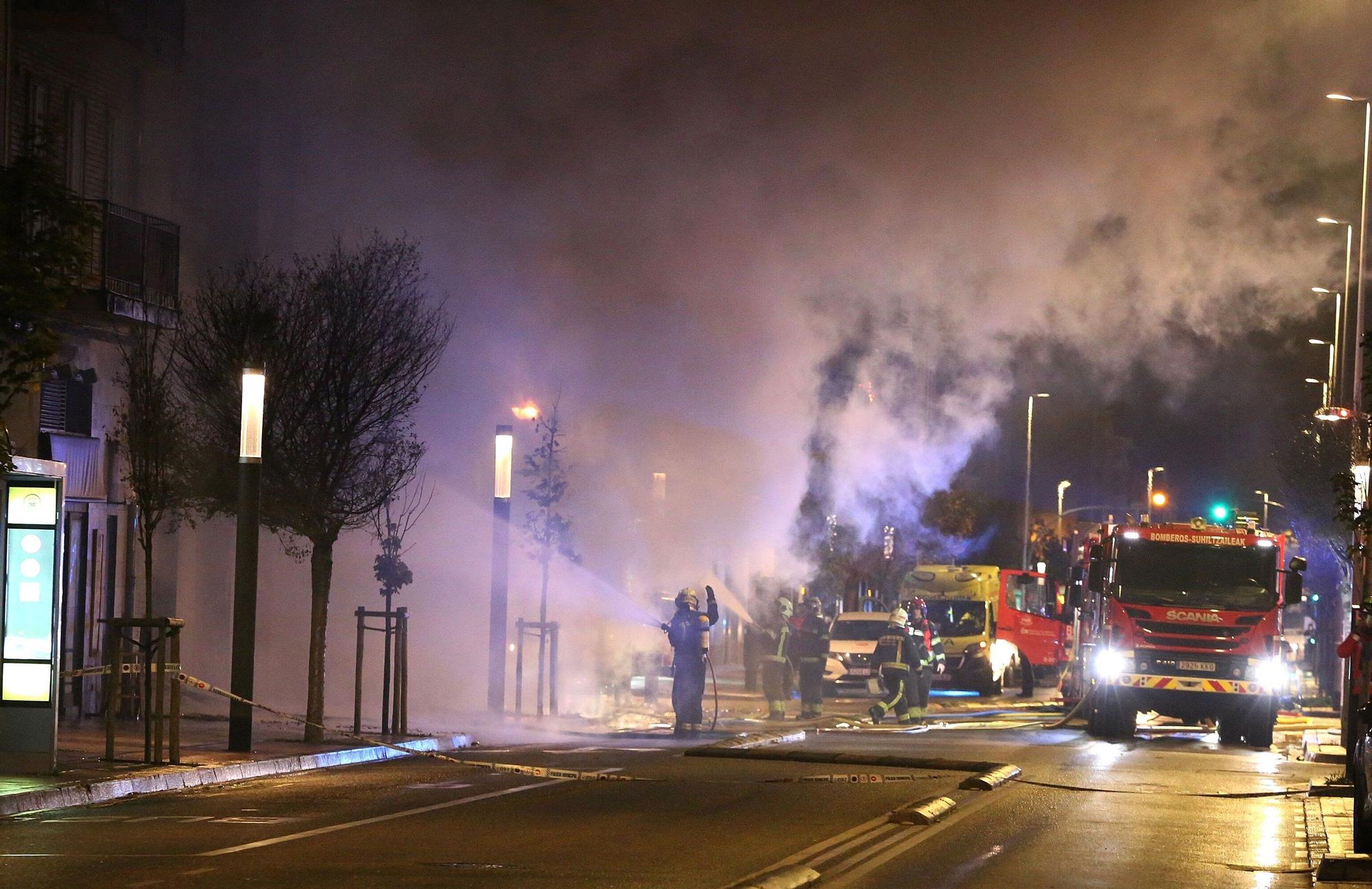 Fotos del incendio de un bazar en la Rochapea