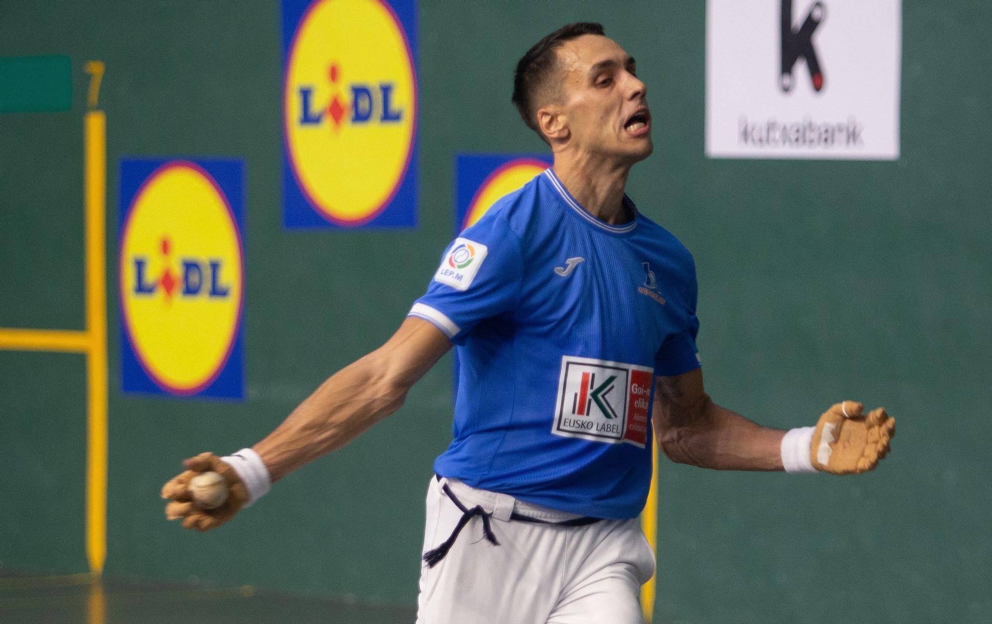 Joanes Bakaikoa gana su primer punto de la liguilla de cuartos de final del Cuatro y Medio ante Javier Zabala en Lekunberri.