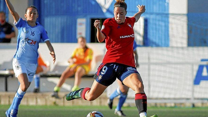 María González, autora del 1-2, a punto de realizar un disparo mientras la rival pide fuera de juego. Foto: Osasuna