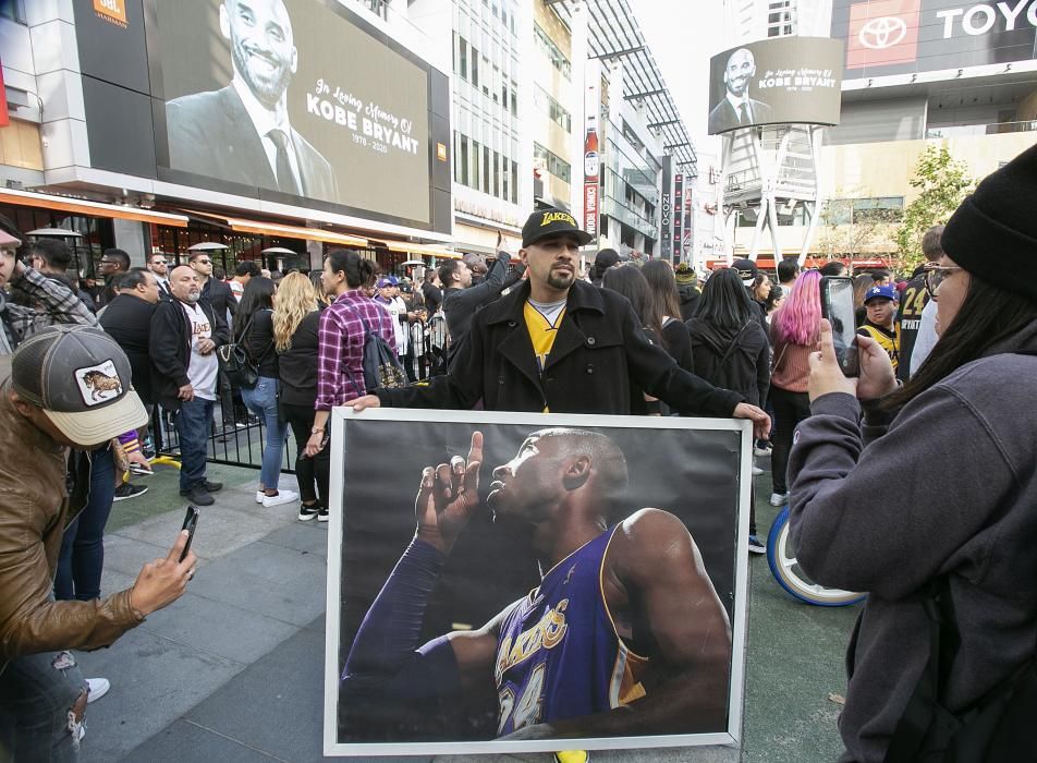 Los Angeles se ha llenado de homenajes al jugador de los Lakers Kobe Bryant, fallecido en un accidente de helicóptero. .