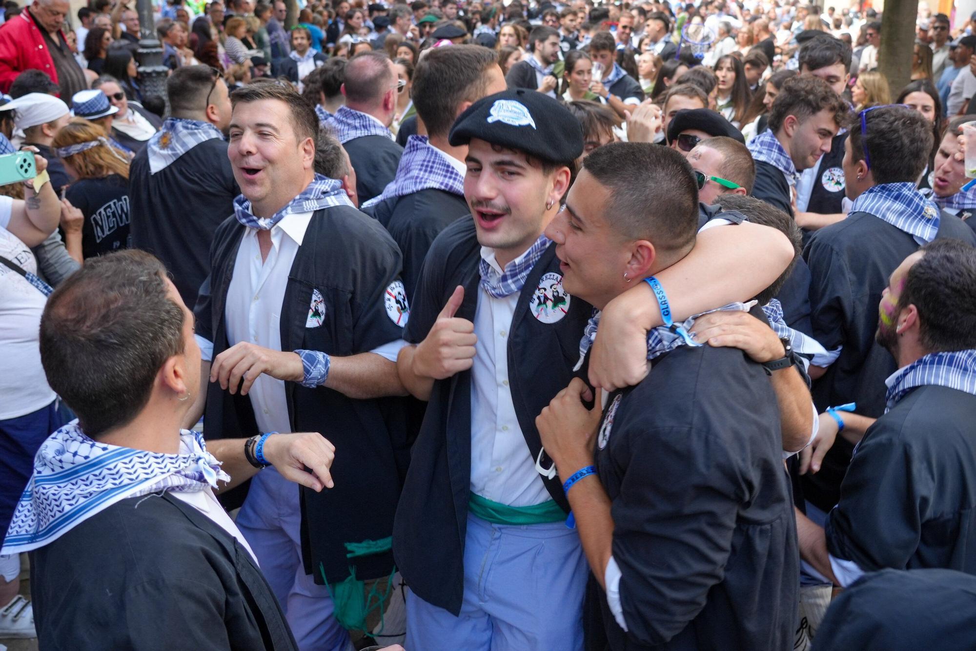 En imágenes: Blusas y neskas desfilan en una kalejira por Santiago