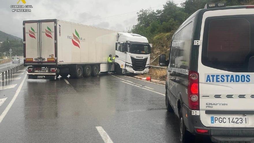 Un camión hace la tijera en la N-121-A en Olaibar y corta parcialmente la carretera