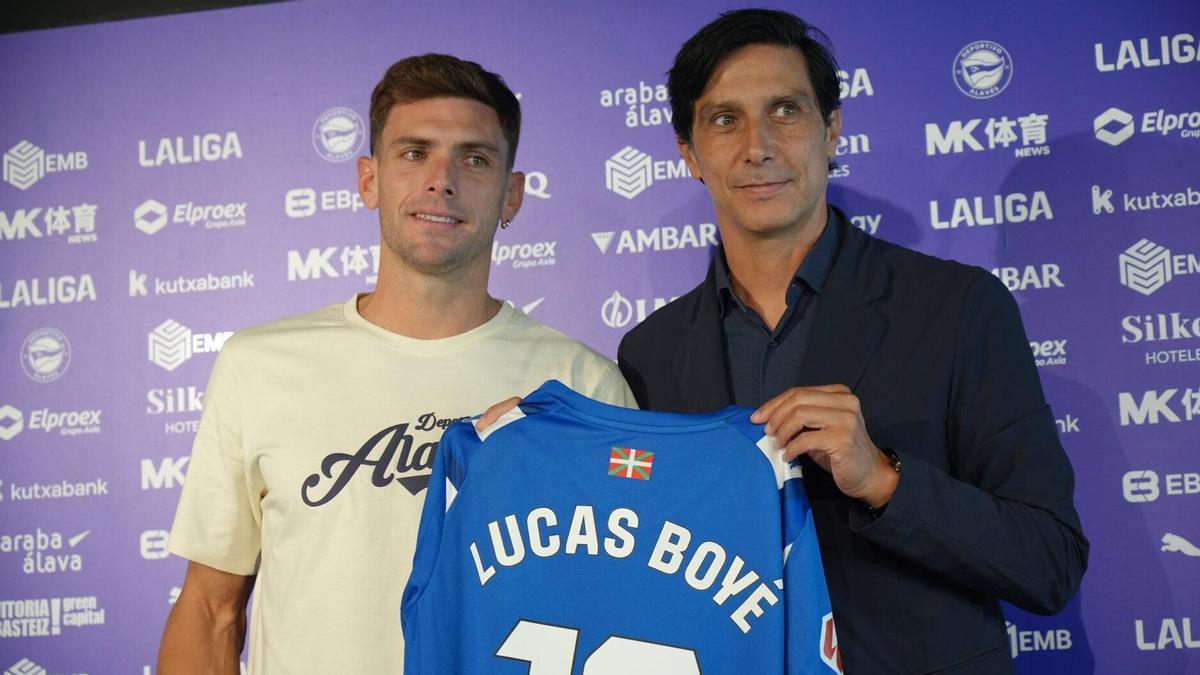 Sergio Fernández posa junto a Lucas Boyé, nuevo jugador del Deportivo Alavés.