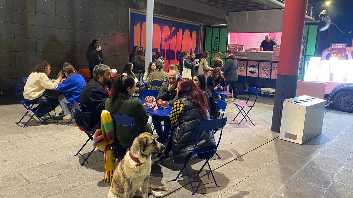 Asistestentes a la &#039;food truck&#039; de HYPE Burgers, ubicada a la salida del Centro Comercial Urbil, durante el exitoso evento del pasado fin de semana.
