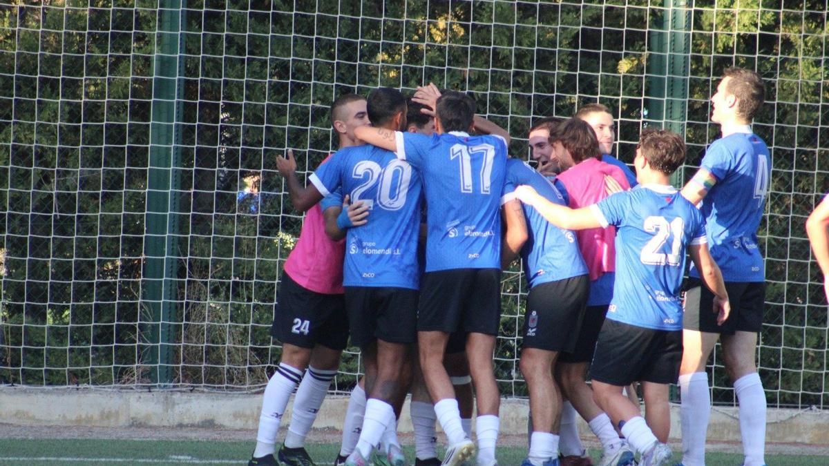 Los jugadores del Huarte celebrando uno de los goles.