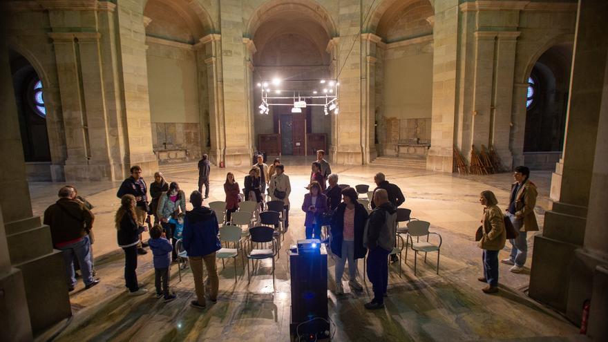 Fotos de las primeras visitas guiadas gratuitas al Monumento a los Caídos