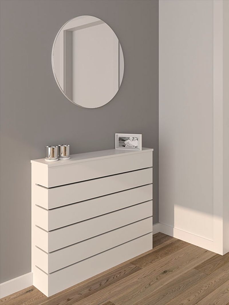 Cubrerradiador que imita a un pequeño mueble en un recibidor.