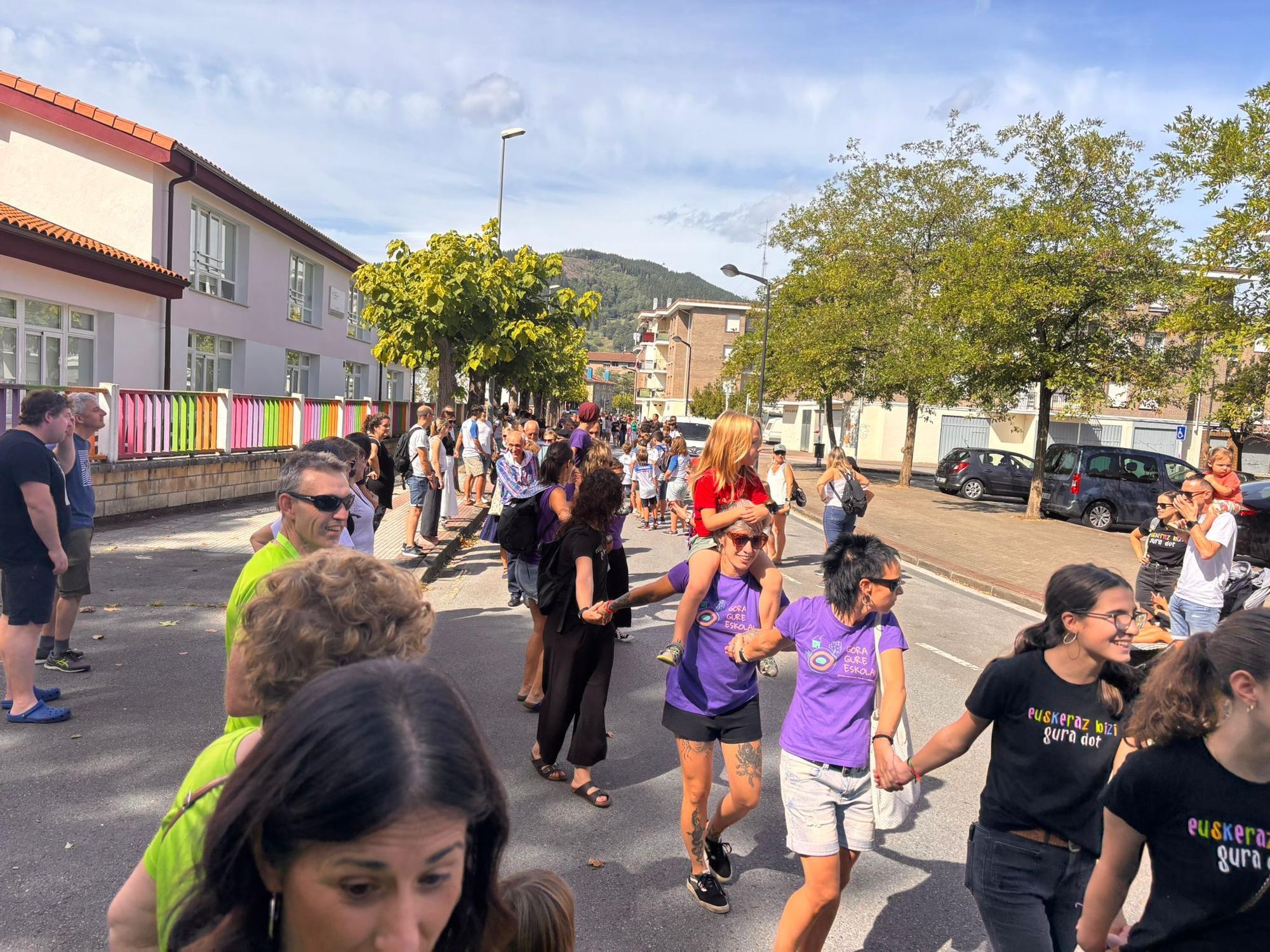 En imágenes: El euskera une en cadena a cientos de personas en Igorre