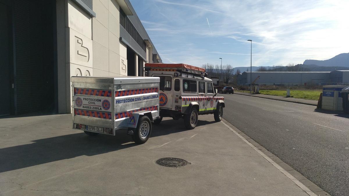 El vehículo de protección civil de Amurrio saliendo de su garaje en el polígono Aldaiturriaga El vehículo de protección civil de Amurrio saliendo de su garaje en el polígono Aldaiturriaga