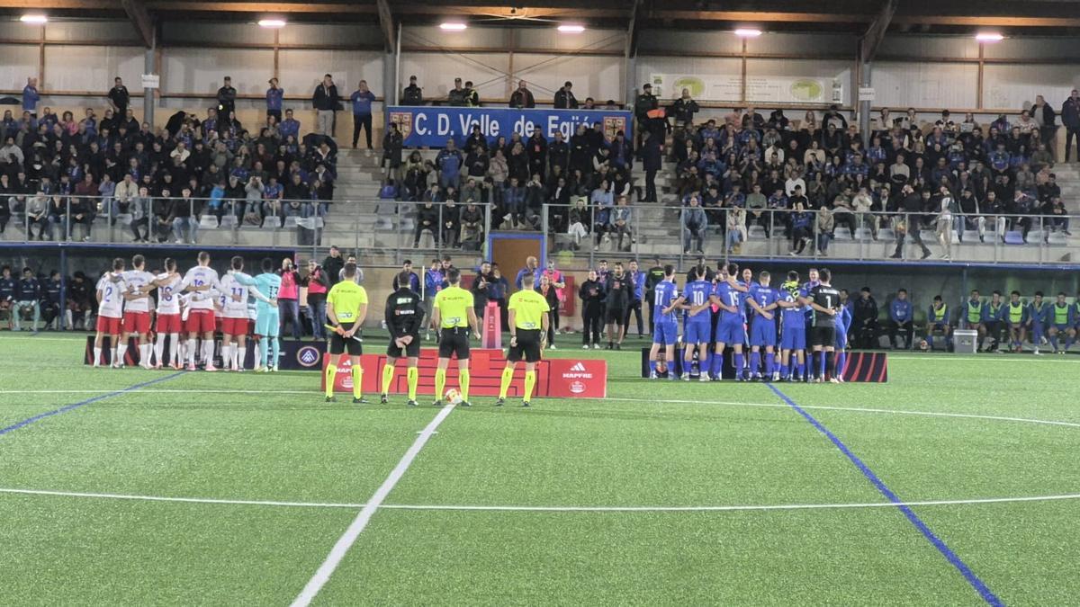 Jugadores de Andorra y Valle de Egüés posan ante el público Jugadores de Andorra y Valle de Egüés posan ante el público