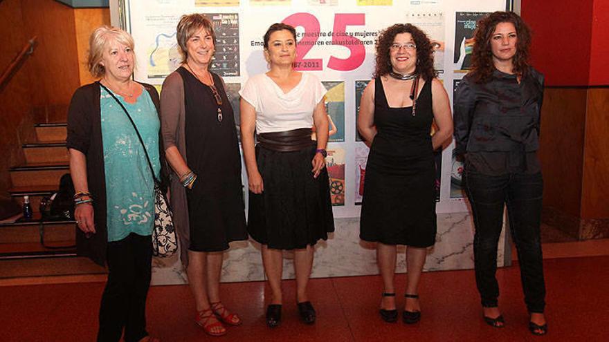 Silvia Fernández y Elena San Julián (IPES), junto a Laura Seara; la editora del libro María Castejón y Natalia Ardanaz, una de las autoras.