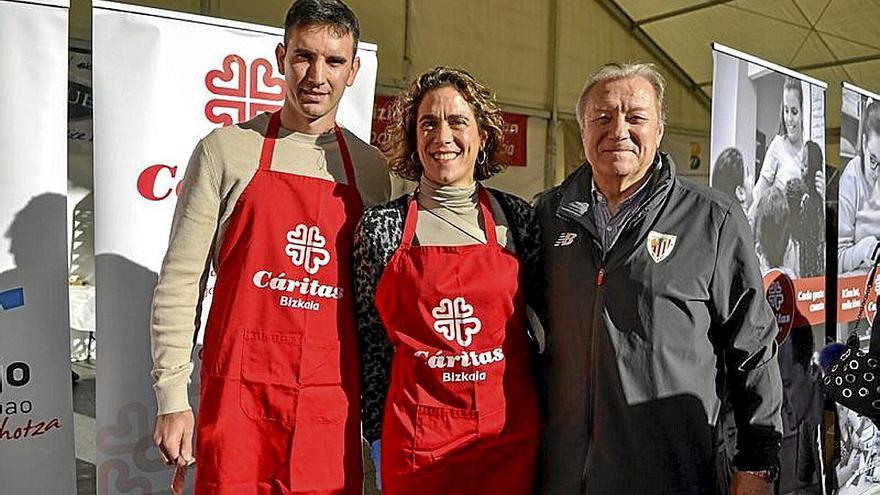 El pelotari Mikel Urrutikoetxea, Amaia Aseguinolaza y Manolo Delgado Meco.