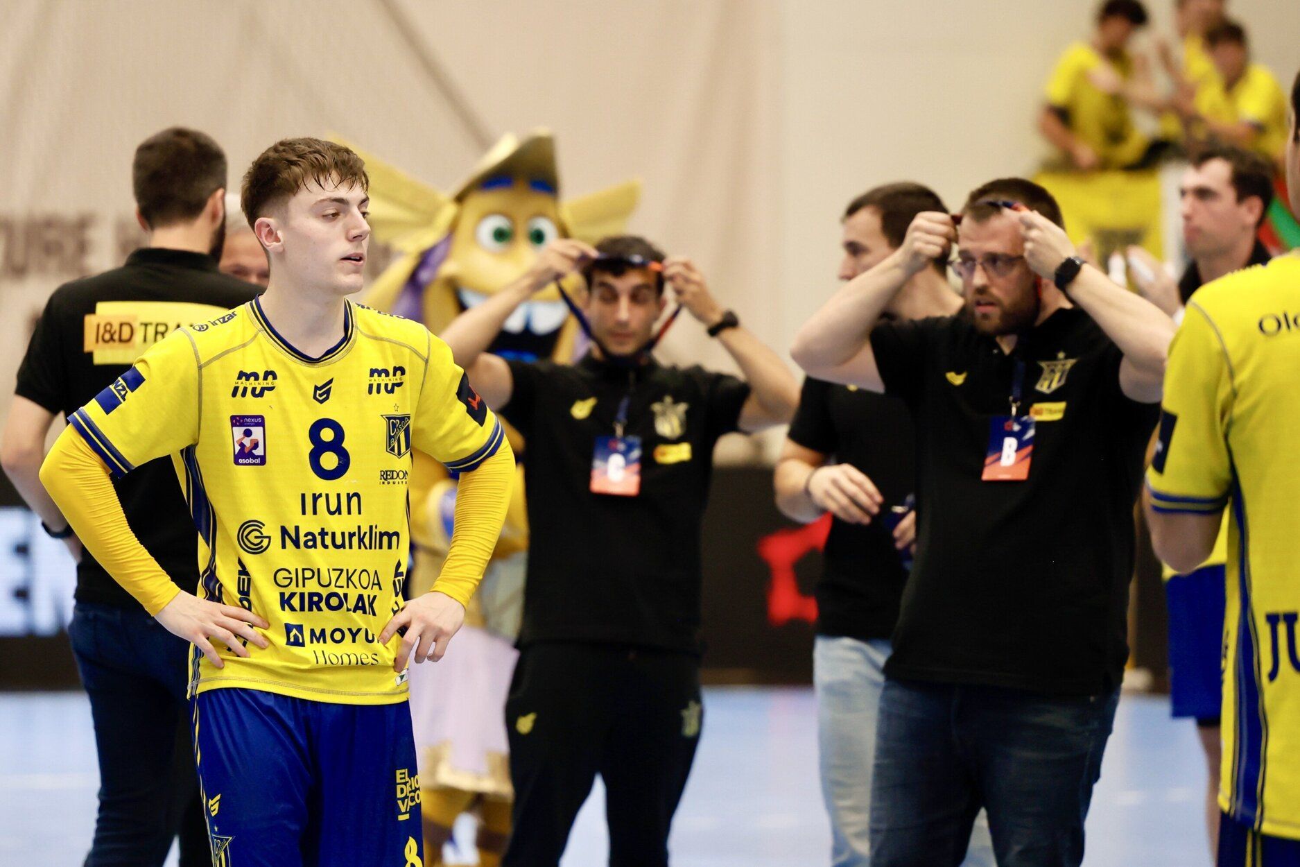 Los jugadores del Irudek Bidasoa Irun, tras el partido ante el Flensburg alemán