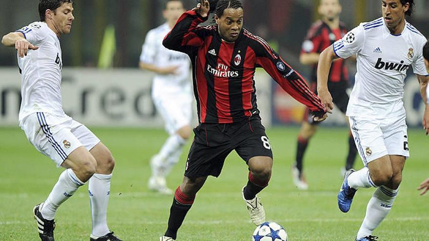 Ronaldinho, con un pie fuera del Milan