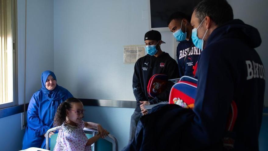 Galbiati, Howard y Luwawu-Cabarrot visitan la planta de pediatría de Txagorritxu
