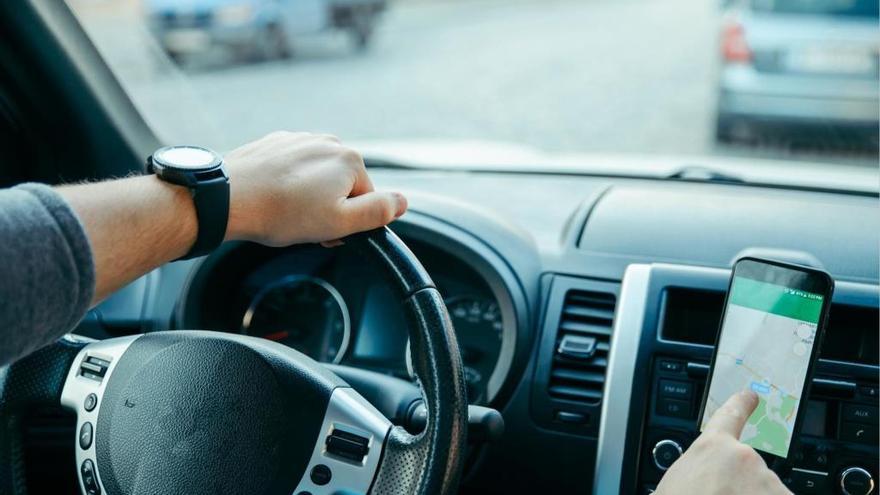 Cuidado con utilizar el soporte para móvil mientras conduces