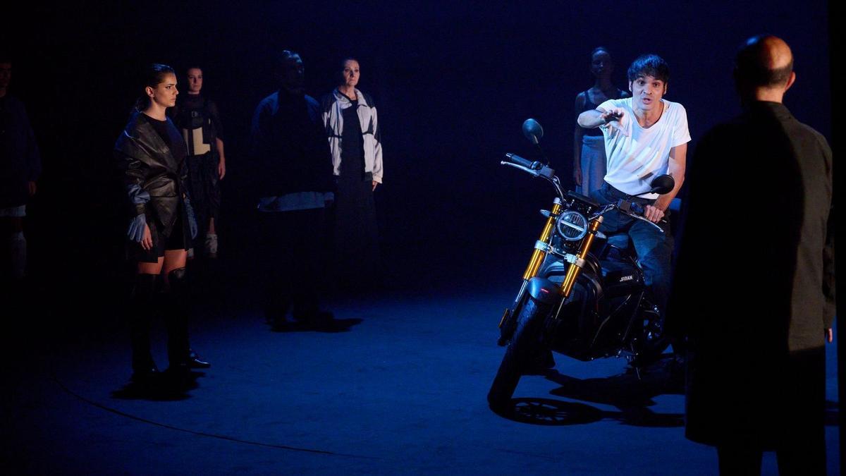 Eneko Sagardoy, sobre la moto en el escenario.