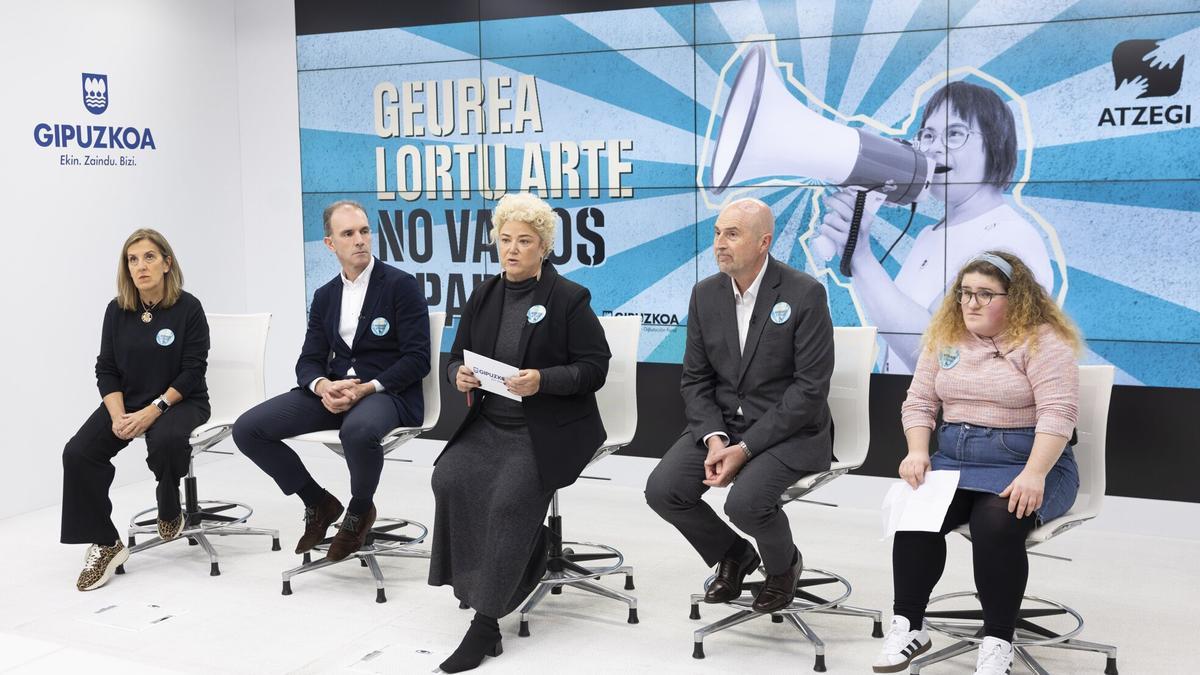 Acto de presentación de la campaña anual de Atzegin, en el Palacio Foral, en Donostia.