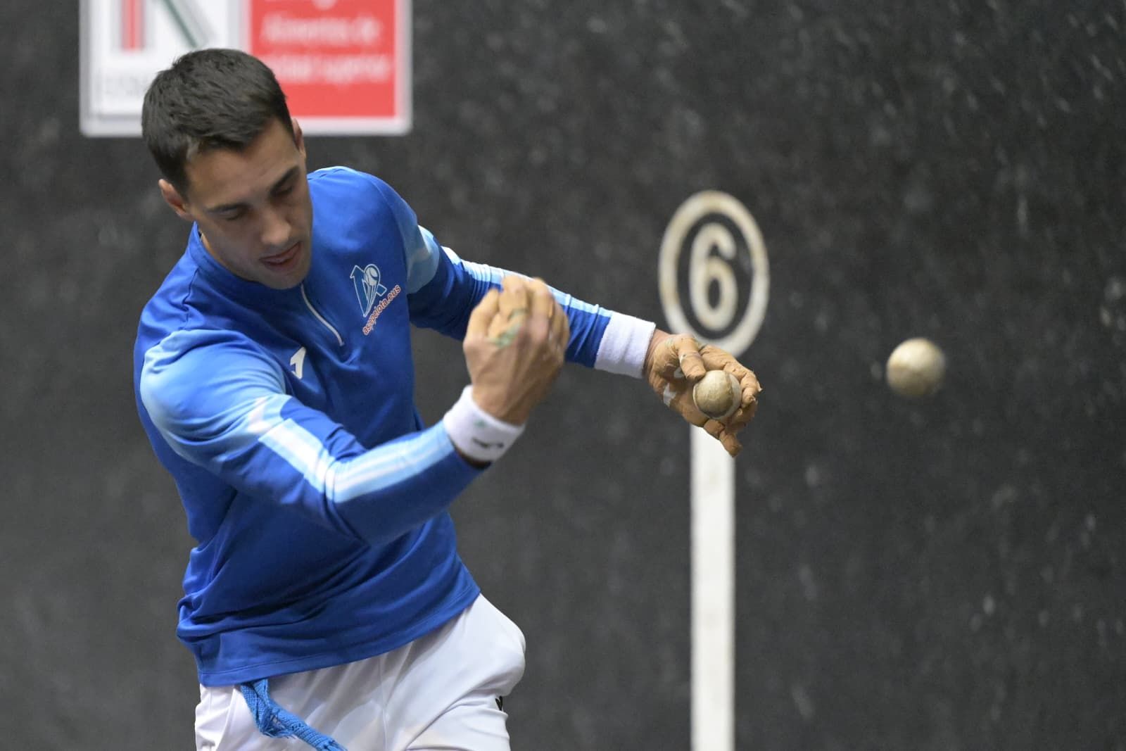 Peio Etxeberria (colorado) y Javier Zabala (azul) eligen material para la final del Cuatro y Medio.