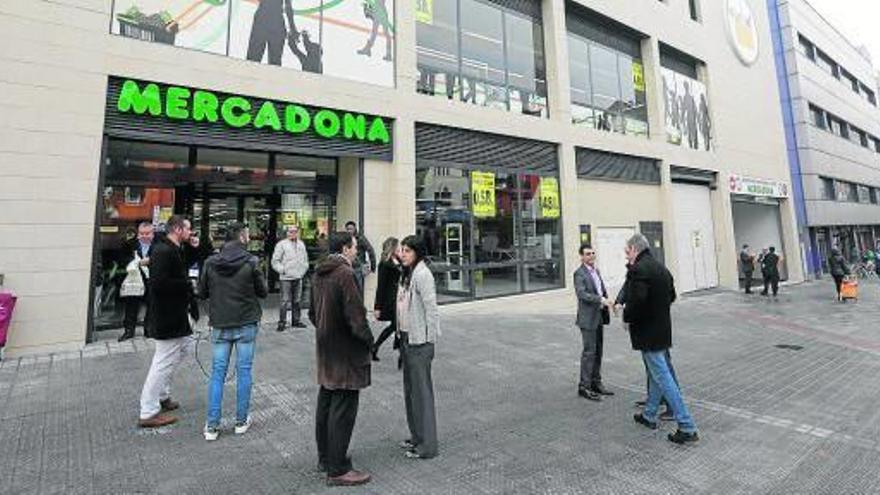 El ir y venir de personas fue constante ayer en la inauguración del Mercadona de Bolueta.