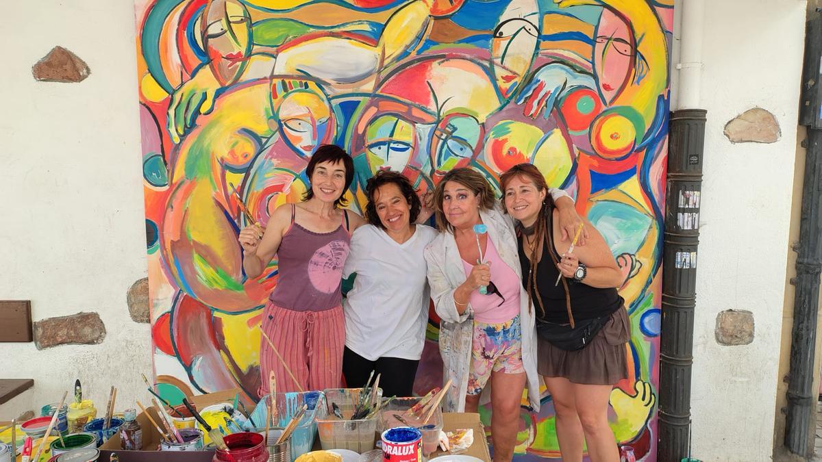 Luisa Aldaburu, en la izquierda, junto a las compañeras pintando el mural.