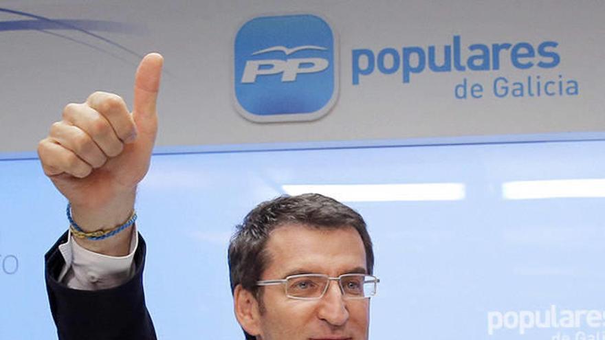 El presidente de la Xunta, y candidato a la reelección por el PP, Alberto Núñez Feijóo saluda durante la comparecencia en la que ha valorado los resultados en las elecciones gallegas donde ha sido reelegido.