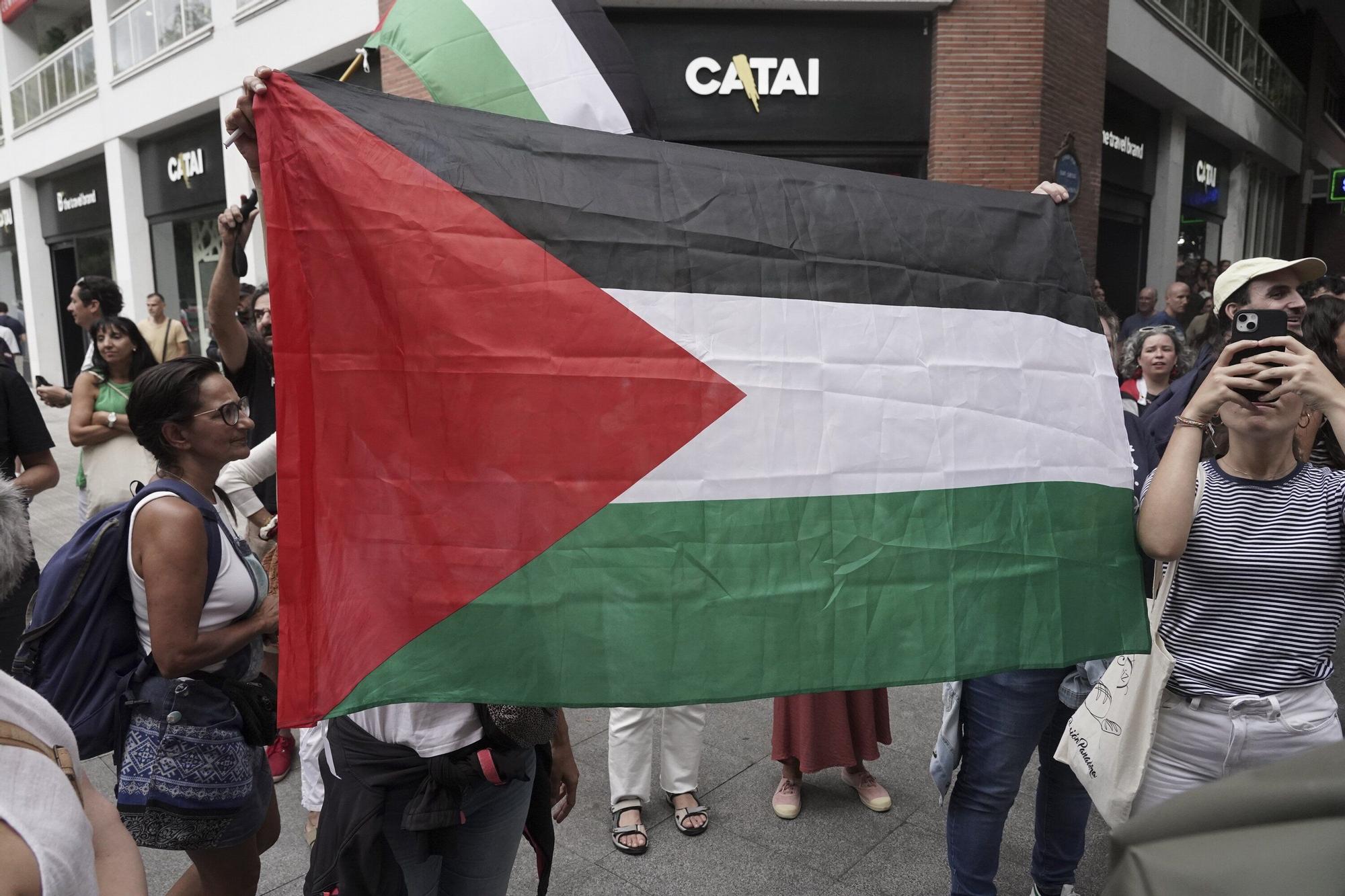En imágenes: protesta contra el Israel al paso de la La Vuelta por Bilbao