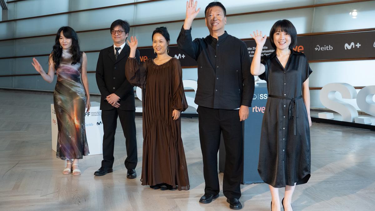 El equipo de la película, con Xiaohong Zhao en el centro, en la presentación de ayer.