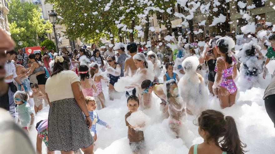 En imágenes: ¡Un baño de espuma refresca a los más txikis!