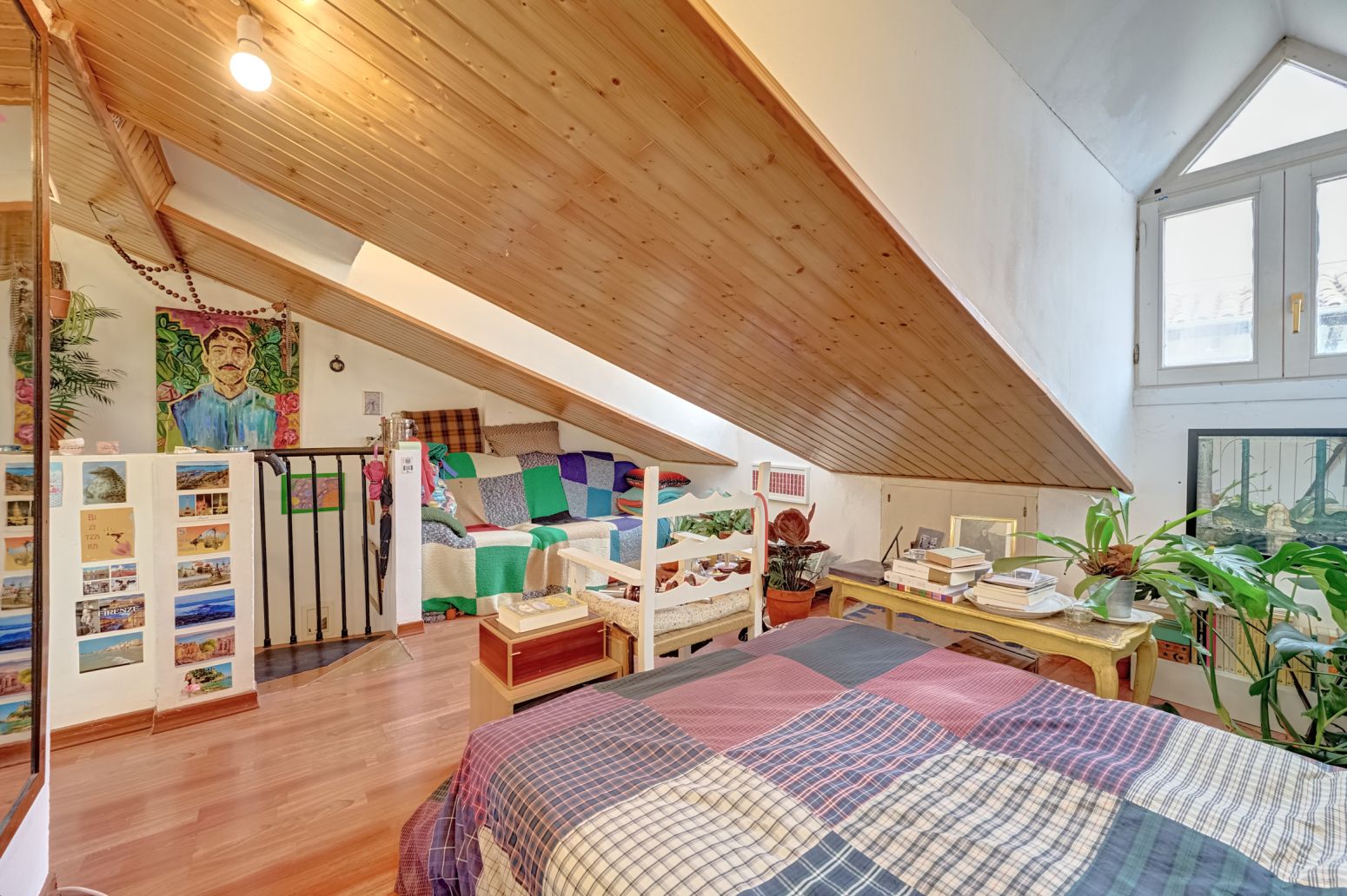 Un ático tríplex con alma en plena calle San Nicolás: vivir el Casco Viejo desde dentro