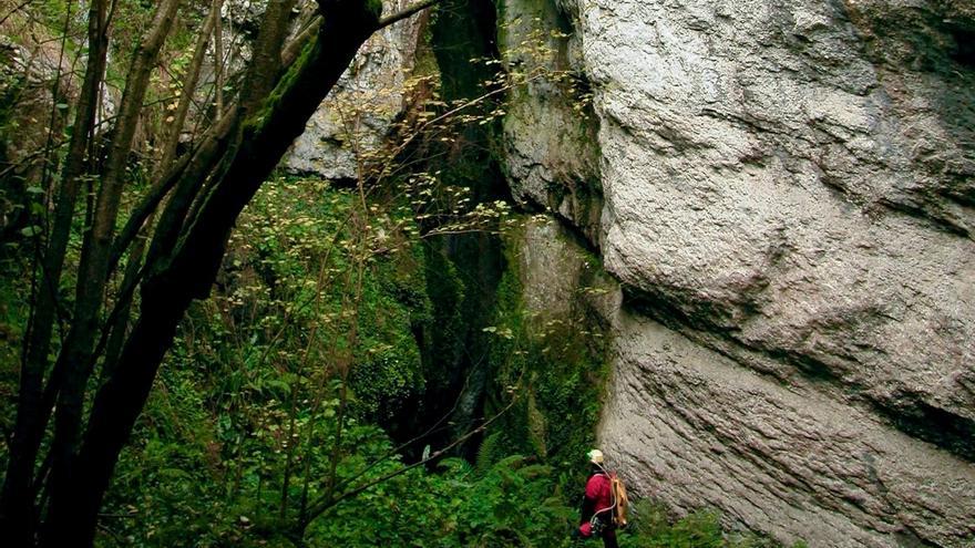 El grupo de espeleología Burnia limpia una cueva de Galdames