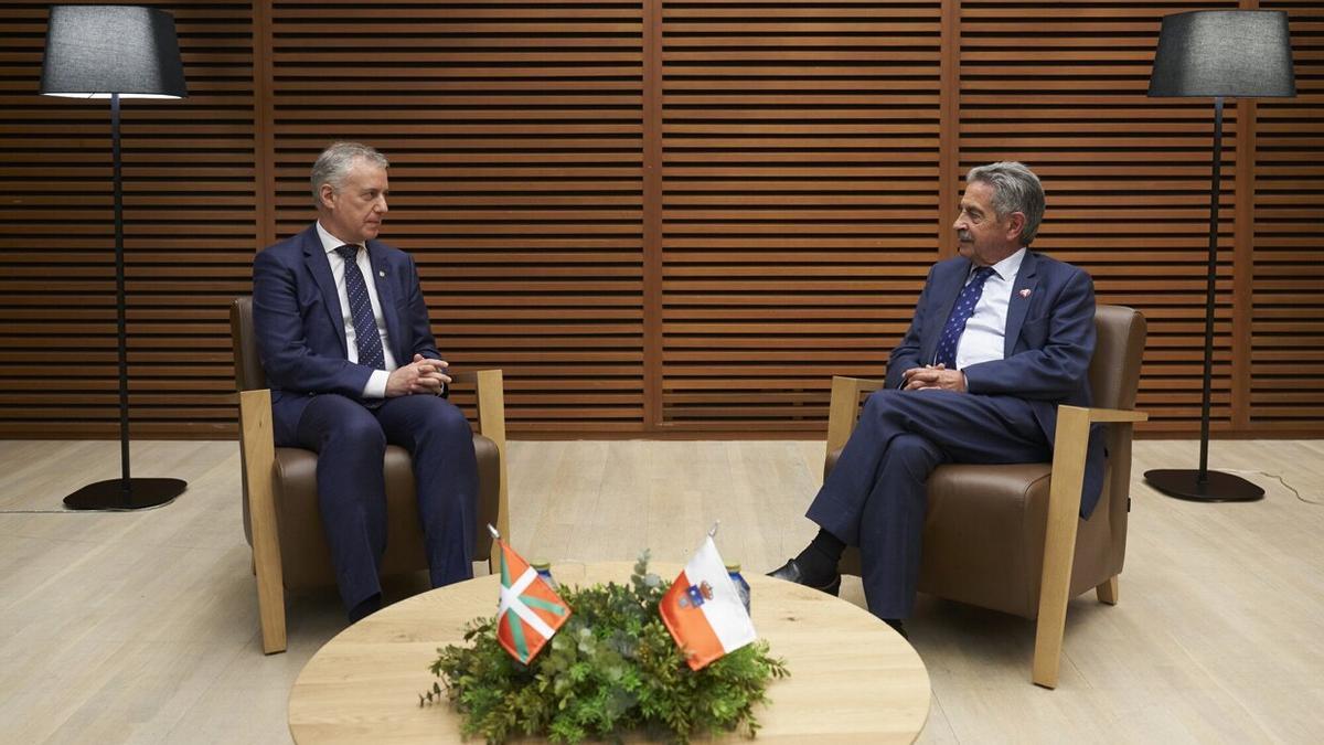 El lehendakari Urkullu y el presidente cántabro, Miguel Ángel Revilla, en una reunión que celebraron el año pasado.