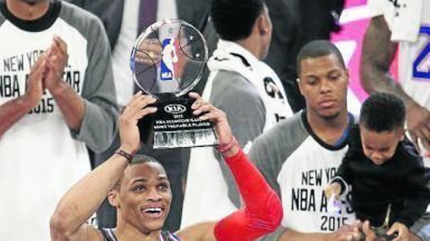 Russell Westbrook sujeta el trofeo que le acredita como ‘MVP’.