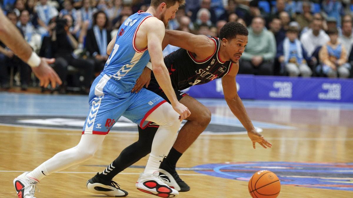 Melwin Pantzar dirige a su equipo en el duelo ante el Río Breogán.  | FOTO: EFE