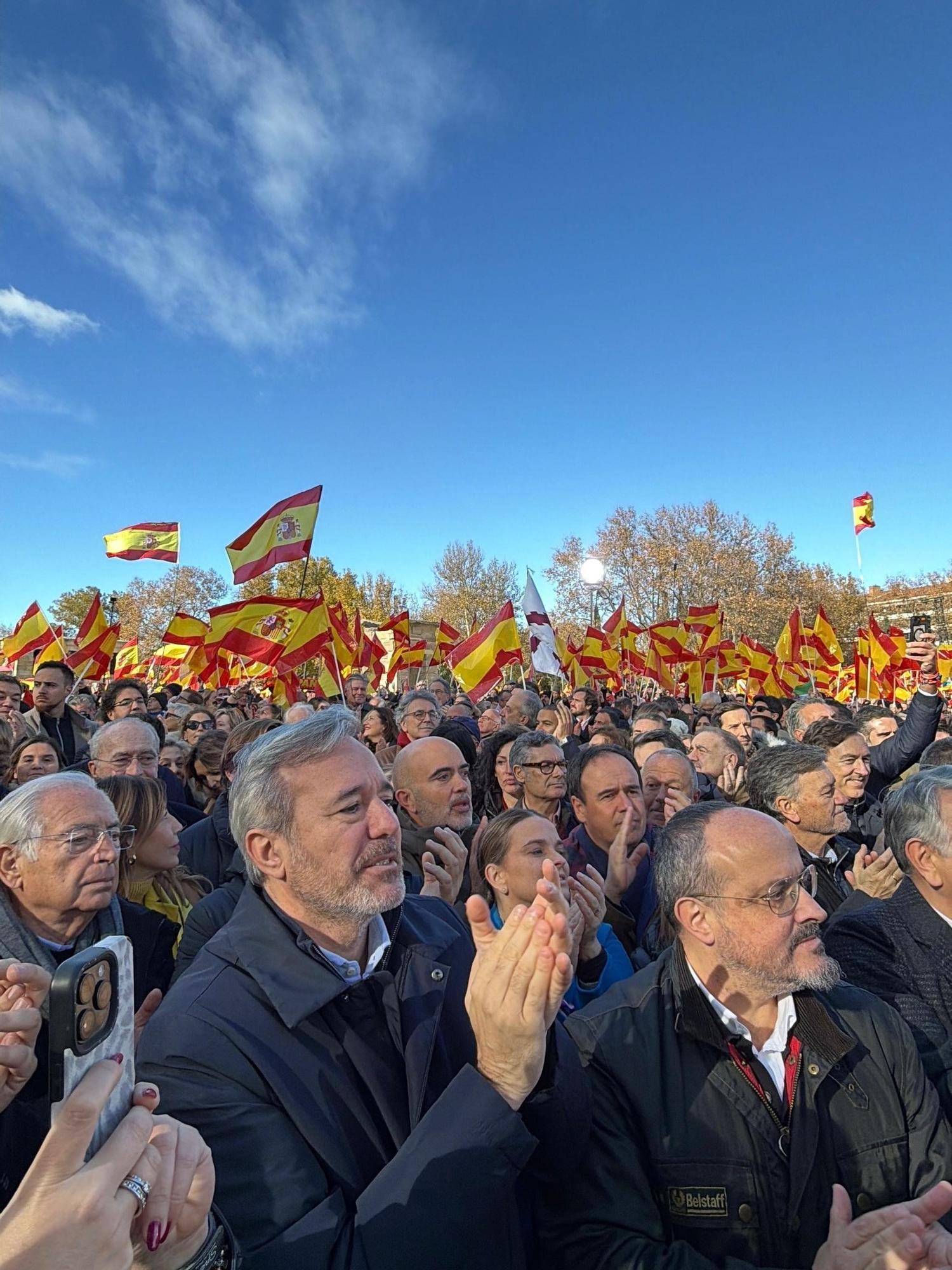 En imágenes: Miles de personas inundan con banderas de España la protesta del PP en Madrid para pedir elecciones anticipadas