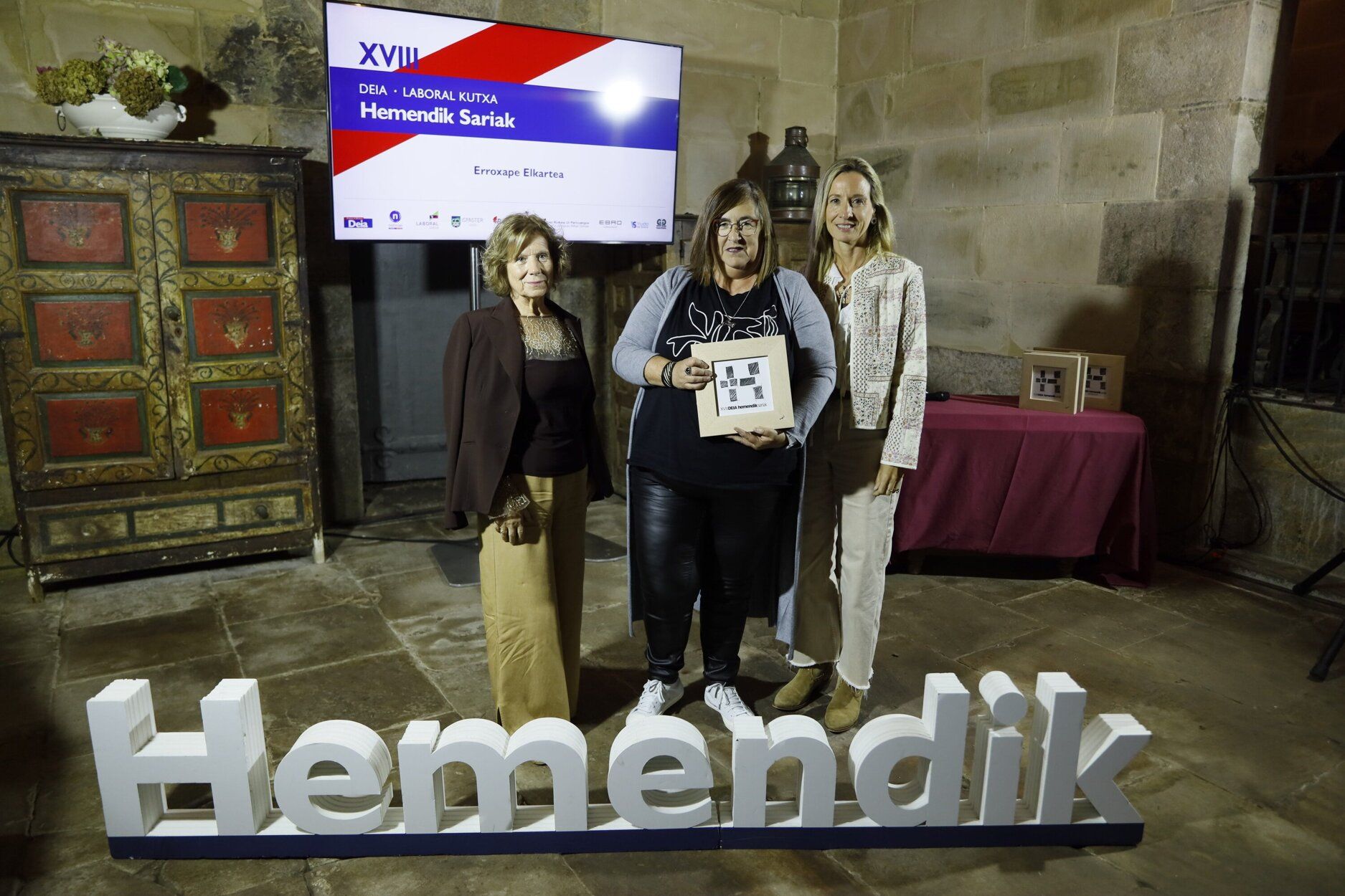 Miriam Gandiaga, de Gaimaz, entidad patrocinadora de la gala, hizo entrega del galardón a Bernar Santos y María Luz Gómez, en representación de la Asociación de Mujeres Erroxape de Bermeo