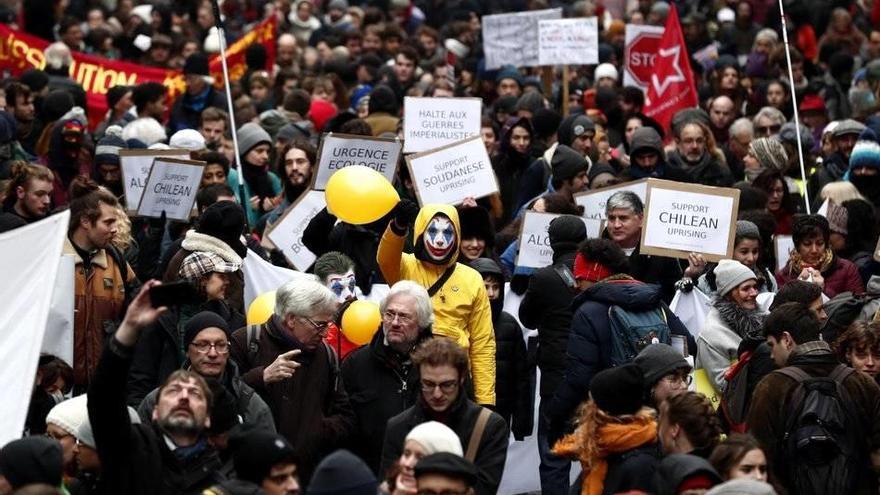 Miles de personas salen a la calle en Francia para protestar contra la ...