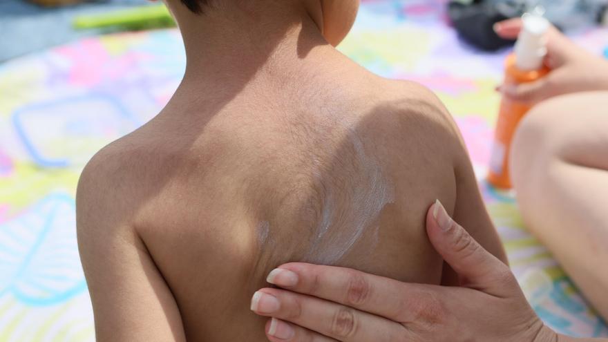 Los principales enemigos &quot;invisibles&quot; de la piel este verano, según un dermatólogo
