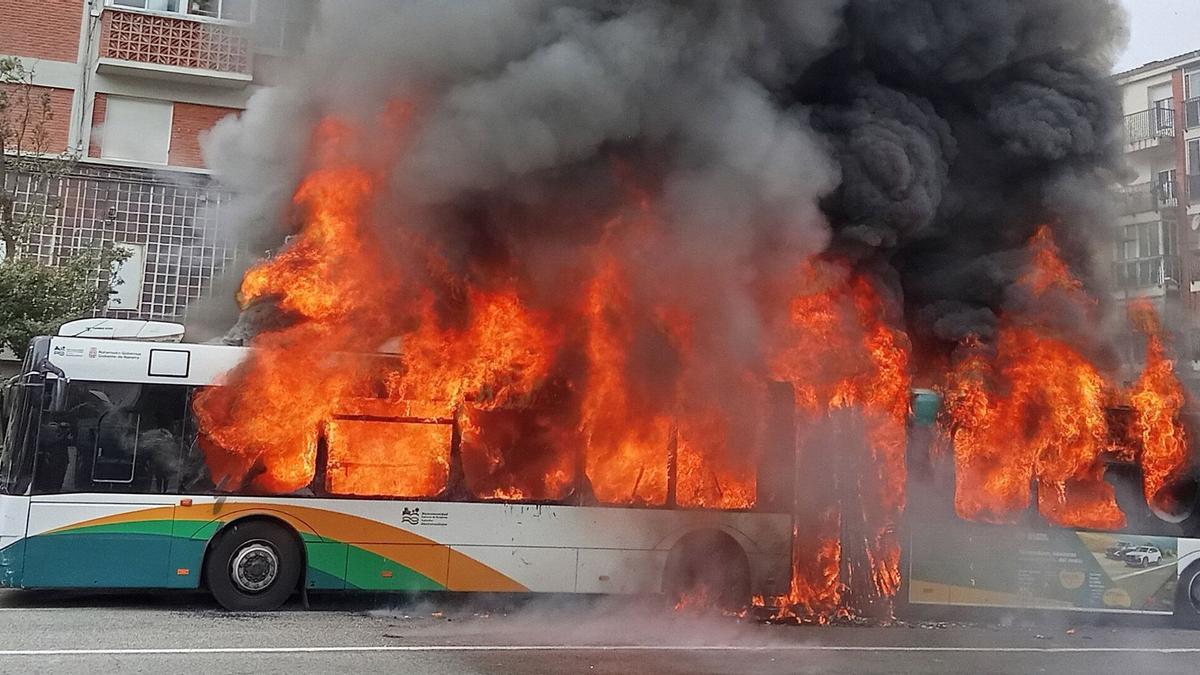 Fotos de la villavesa ardiendo en Berriozar
