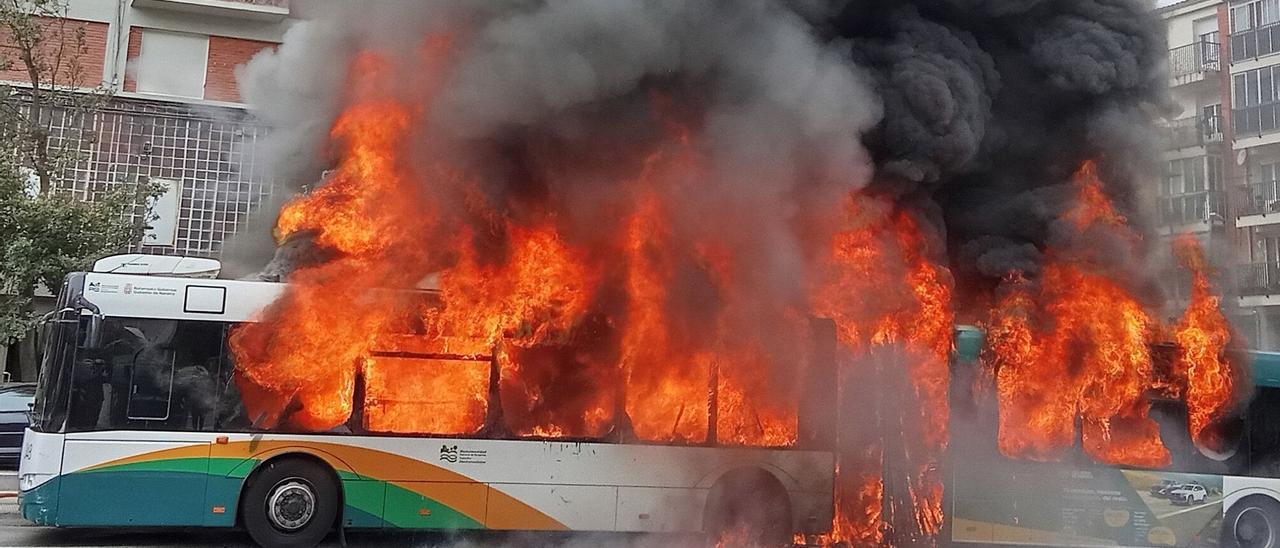 Vídeo | Arde una villavesa en la calle en Berriozar