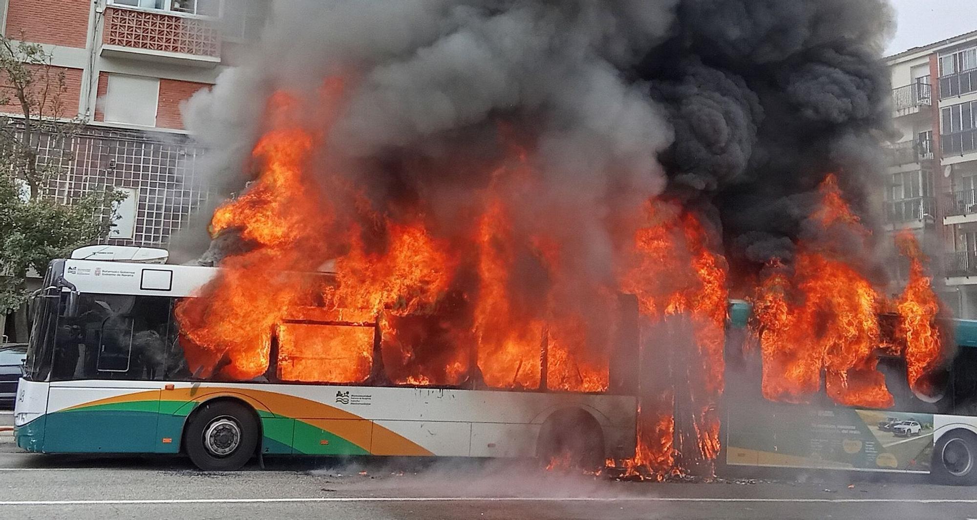 Fotos de la villavesa ardiendo en Berriozar