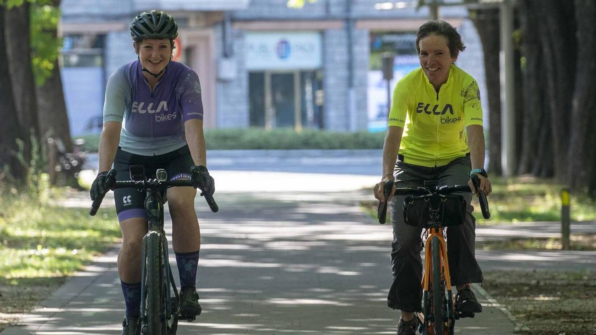 Kerstin Lühr y Pili Rodríguez, las dos integrantes de ELLAbikes que han desafiado el ultraciclismo, con éxito, este 2025.