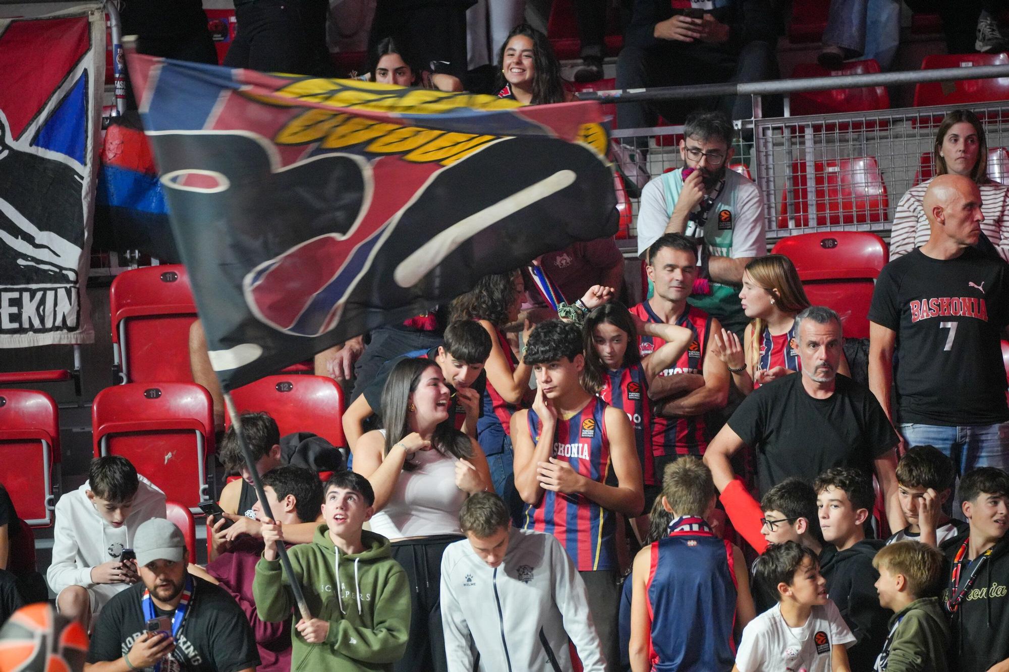 En imágenes: Ambientazo en el Baskonia-Partizan (¡Búscate en las fotos!)