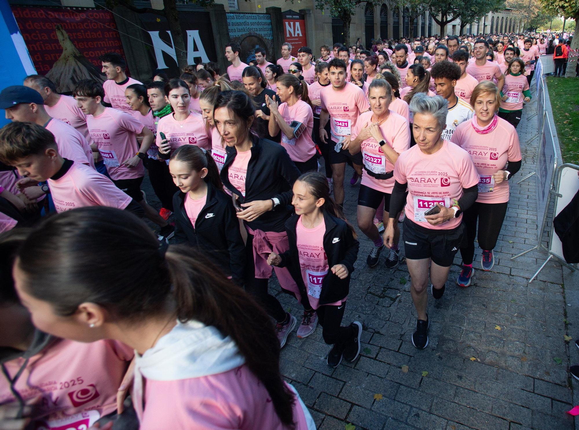 Fotos de la Carrera contra el Cáncer de Mama de Saray en Pamplona 2025